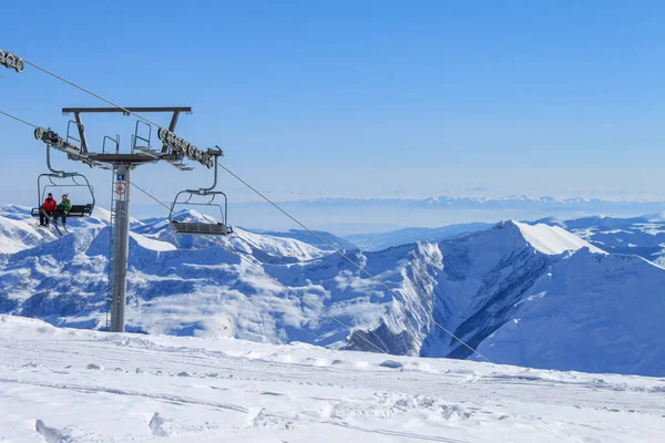 Gürcistan Gudauri Mart 2013 Sandalyenin Kayakçıların Desteği Kar Tepeleri Mavi — Stok fotoğraf