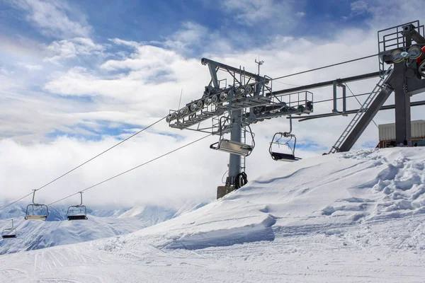 Apoyo Del Telesilla Parte Superior Estación Esquí Sobre Fondo Picos —  Fotos de Stock