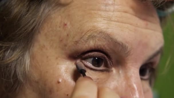Close Elderly Woman Makes Her Eyes Brown Shadows Cosmetic Makeup — Stock Video