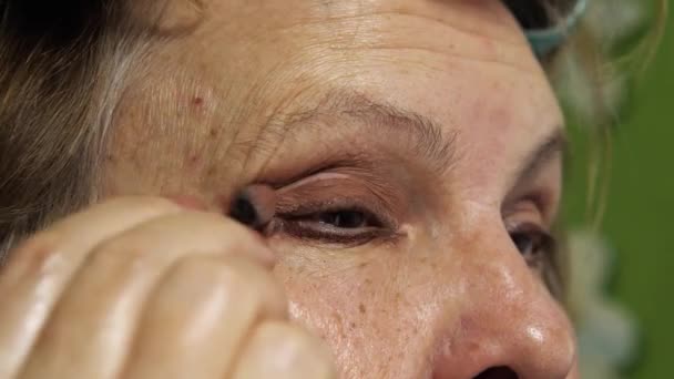 Nahaufnahme Seniorin Malt Augen Mit Braunen Schatten Kosmetisches Make — Stockvideo