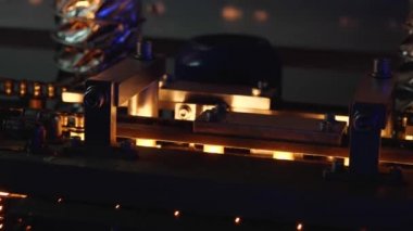 Şişe üfleme makinesinin işi yakın plan çekimdir. İçme ve maden suyu üretimi için bitki.