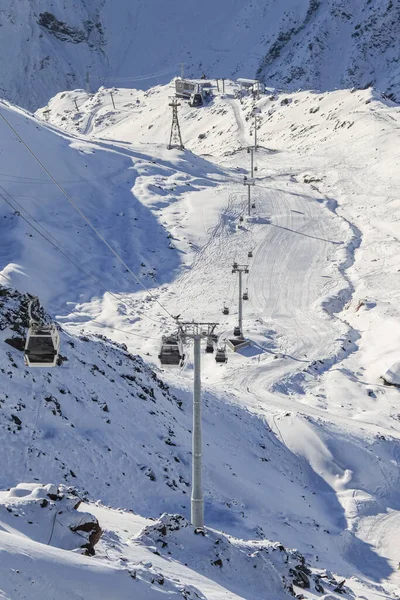 Teleférico Con Cabinas Una Estación Esquí Cubierta Nieve Concepto Recreación —  Fotos de Stock