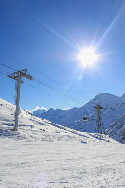 Los Soportes Del Teleférico Estación Esquí Hay Cielo Azul Sol —  Fotos de Stock
