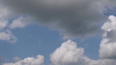 Mavi gökyüzündeki bulutların zaman çizelgesi. Bir bulut gri renkte, genellikle bulutlardan yağar.