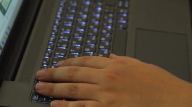 Kadın eli olan bir dizüstü bilgisayar klavyesi. Üst Manzara. Kamera uzaklaşır ve görüntü bulanıklaşır. Uzaktan çalışma kavramı