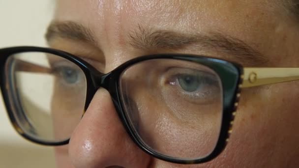 Primer Plano Los Ojos Una Mujer Con Gafas Trabajando Una — Vídeo de stock