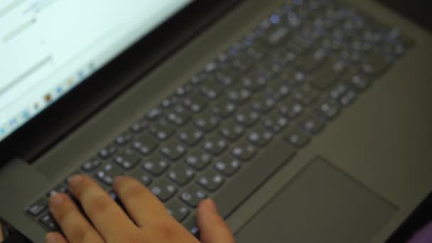 女性の手でノートパソコンのキーボードのトップビュー 画像は焦点が合っていません リモートワークの概念 — ストック動画