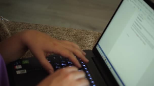Trabalhe Laptop Enquanto Estiver Sentado Casa Sofá Movimento Câmera Cima — Vídeo de Stock