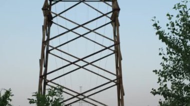 Yüksek voltajlı bir elektrik hattının metal desteği. Kamera hareketliliği aşağıdan yukarıya
