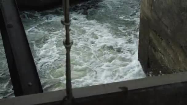 Descarga Água Através Das Velhas Pequenas Fechaduras Canal Movimento Câmera — Vídeo de Stock