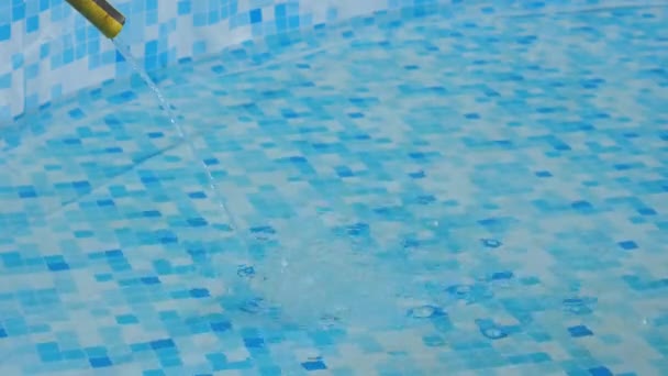 Das Rahmenbecken Mit Wasser Aus Einem Schlauch Füllen Das Konzept — Stockvideo