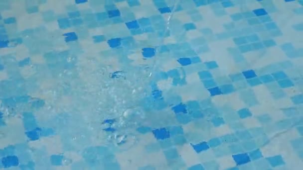 ホースから水でカントリーハウス内のフレームプールを埋める 下からカメラの動き 夏休み中の水遊びの概念 — ストック動画