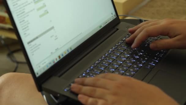 Een Vrouw Werkt Thuis Aan Een Laptop Bovenaanzicht Het Concept — Stockvideo