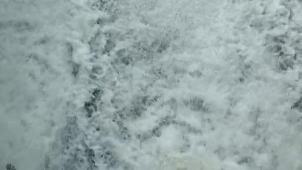 水流缓慢地流过旧堤坝 水流向不同的方向喷出泡沫和水花 摄像机从底部向上移动 — 图库视频影像