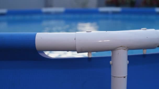 Close Van Het Element Van Het Poolframe Een Plons Water — Stockvideo