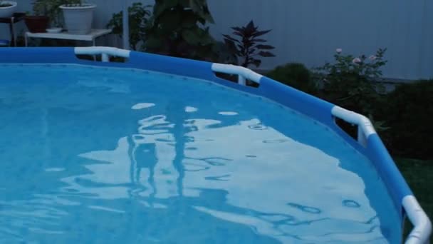 Rundumblick Auf Einen Pool Hinterhof Eines Landhauses Ansicht Von Oben — Stockvideo