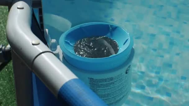 표면을 청소하기 위하여 스키머 위에서 클로즈업 집에서 수영장을 관리한다는 — 비디오