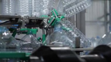 Plastik şişeleri durulamak için otomatik makine. Yiyecek işleme tesisinde içme suyu üretimi