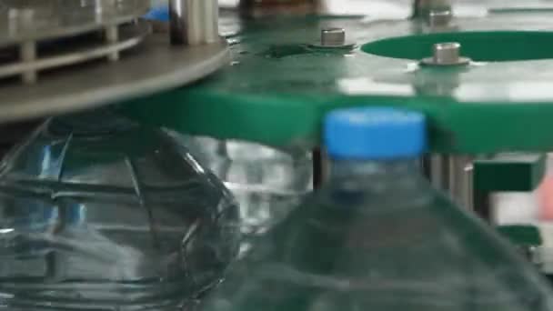 Primer Plano Botellas Plástico Cinco Litros Que Salen Máquina Tapadora — Vídeos de Stock