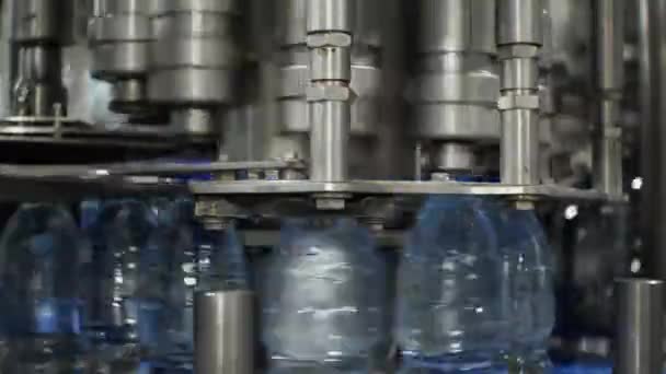 Ásványvíz Üdítőitalok Előállítására Szolgáló Műanyag Palack Fedő Gép Működésének Közeli — Stock videók