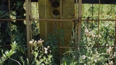 Terk edilmiş bir petrol platformu. Petrol ve gaz endüstrisinin çöküşü kavramı