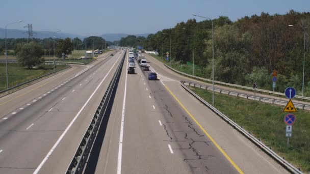 在交通堵塞的情况下加速拍摄高速公路 人们去黑海海岸 — 图库视频影像