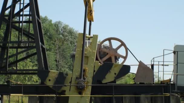 Petrol Sahasında Bir Yağ Pompasının Sarkacının Çalışmasına Yakın Çekim Endüstriyel — Stok video