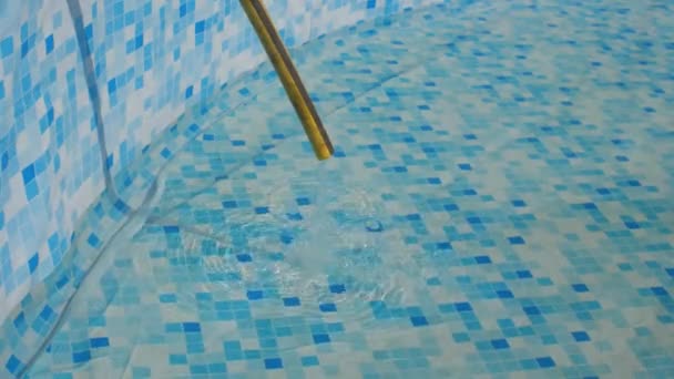 Наполнение Бассейна Рамой Водой Шланга Концепция Водных Развлечений Время Летних — стоковое видео