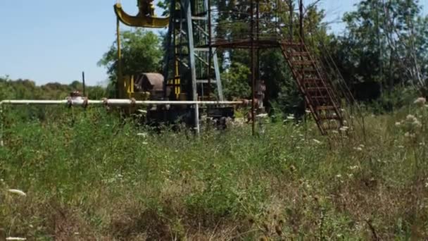Una Vieja Plataforma Petrolera Oxidada Abandonada Movimiento Cámara Desde Abajo — Vídeo de stock
