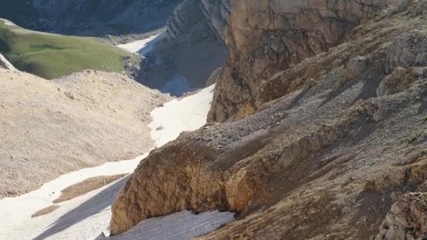 Górski Wąwóz Wysoko Górach Wśród Zielonej Trawy Pozostałości Śniegu Kilka — Wideo stockowe