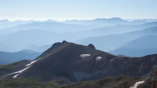 光の朝の光線で山のピーク 山は青くなっている 国立自然保護区 — ストック動画