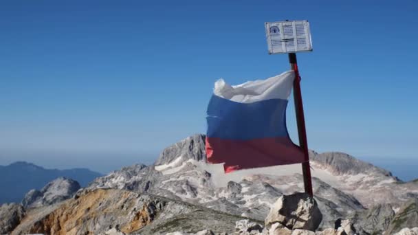 Una Bandera Rusa Maltratada Ondea Cima Montaña Fondo Del Monte — Vídeos de Stock