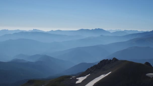 Panorama Des Sommets Montagneux Des Crêtes Dans Lumière Bleue Matin — Video