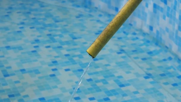 Close Van Het Vullen Van Een Frame Zwembad Met Kraanwater — Stockvideo