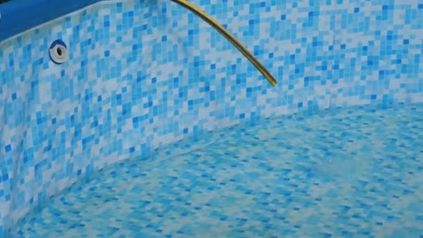 Ein Rundes Rahmenbecken Von Blauer Farbe Mit Wasser Ganz Unten — Stockvideo