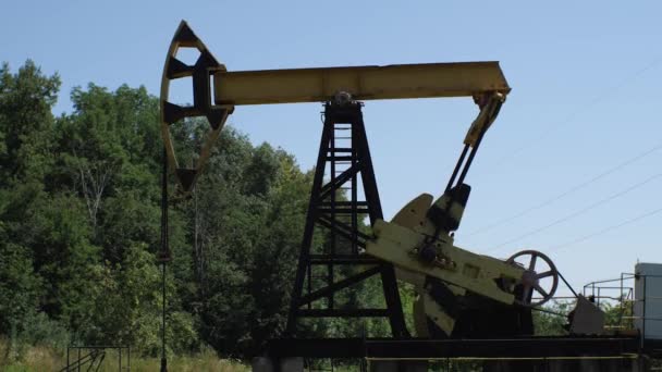 Μια Εξέδρα Άντλησης Πετρελαίου Αντλεί Πετρέλαιο Στο Χωράφι Βιομηχανικός Εξοπλισμός — Αρχείο Βίντεο