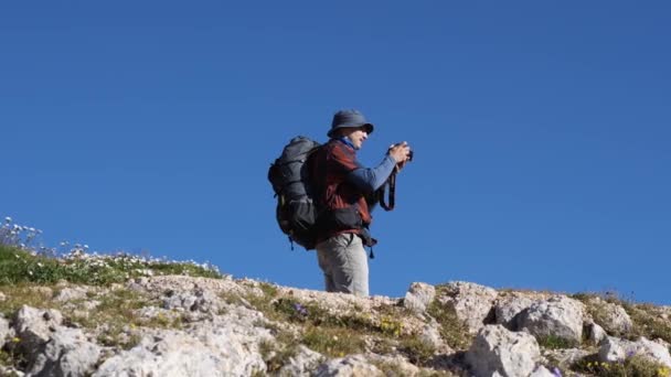 남자는 배낭을 카메라 화면을 봅니다 등산중 블로그를 한다는 — 비디오