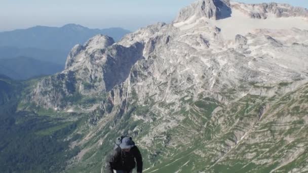 Turysta Plecakiem Plecach Idzie Przez Góry Nim Jest Szczyt Góry — Wideo stockowe