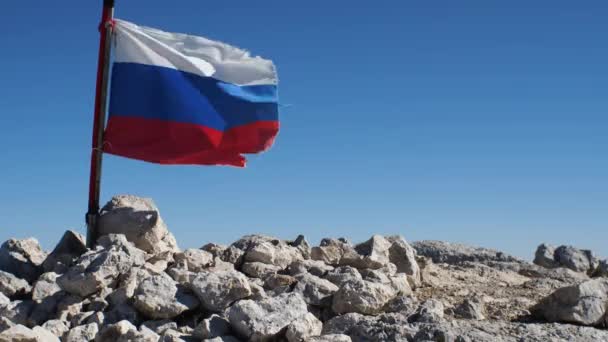 山の頂上にはロシア国旗がちょっとちぎれて飛んでいる 国立自然保護区 — ストック動画