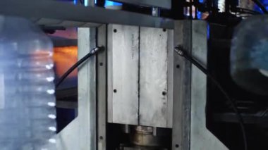 Beş litrelik şişeler yakın plan makineden çıkıyor. İçme ve maden suyu üretimi için bitki.