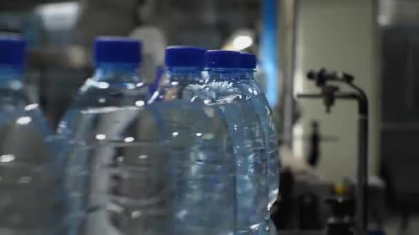 Närbild Vattenflaskor Som Rör Sig Längs Transportören Produktion Mineralvatten Livsmedelsindustrins — Stockvideo