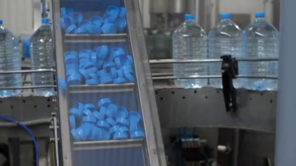 Las Tapas Color Azul Elevan Transportador Sobre Fondo Botellas Agua — Vídeos de Stock