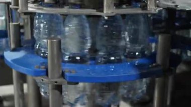 Otomatik plastik şişe kaplama hattı. Maden suyu ve meşrubat üretimi için alışveriş.