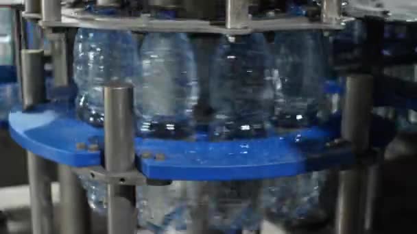 Linea Automatica Tappatura Bottiglia Plastica Negozio Produzione Acqua Minerale Bevande — Video Stock