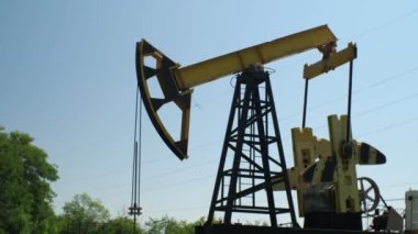 Petrol sahasında bir petrol pompası operasyonu. Endüstriyel ekipman Petrol ve gaz endüstrisi kavramı