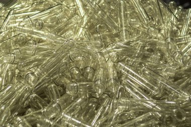 Bir buçuk litrelik beyaz plastik kalıplar. Seçici odaklanma. Arkaplan resmi. Gıda üretimi