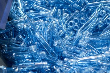 Mavi plastik kalıplar bir buçuk litre için. Seçici odaklanma. Arkaplan resmi. Gıda üretimi