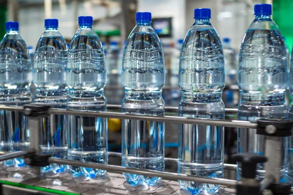 Blauwe Plastic Flessen Schoon Drinkwater Een Transportband Voedselproductie — Stockfoto