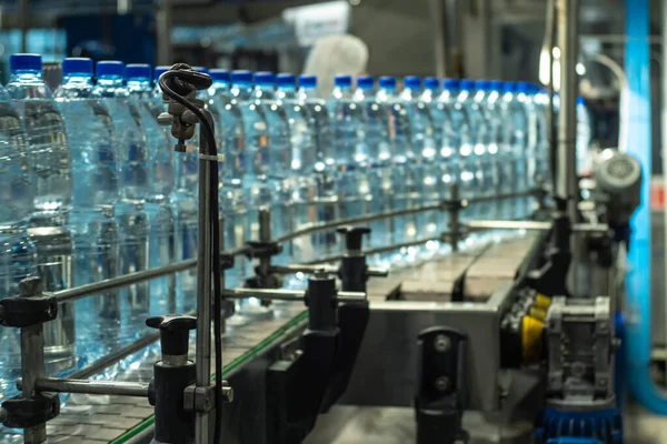 Botellas Agua Mineral Plástico Azul Una Línea Transportadora Producción Alimentos — Foto de Stock