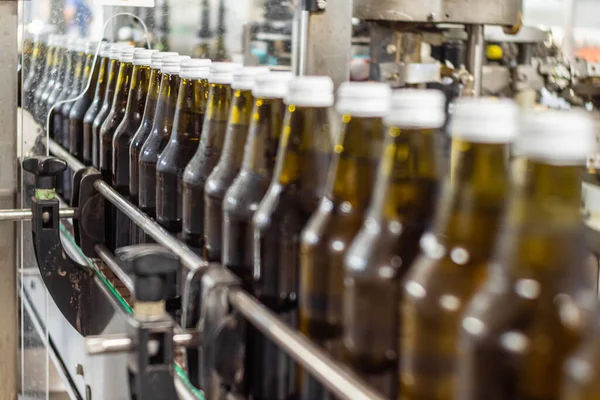 Bruine Glazen Flessen Met Mineraalwater Transportband Productiehal Voedselproductie — Stockfoto